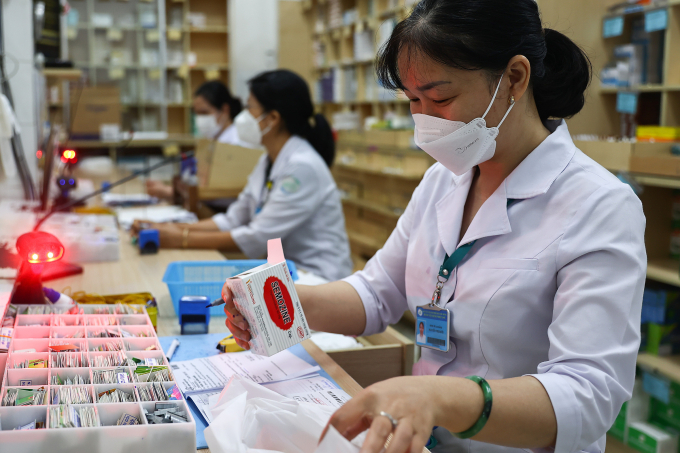233a6513-1751266148-1751266192-3184-1751266336 Nhân viên y tế tại nhà thuốc phát thuốc cho bệnh nhân. Ảnh: Như Quỳnh