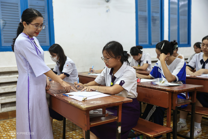 233a7116-1753063878-7575-1753149715 Giám thị hướng dẫn thí sinh điền thông tin tại kỳ thi tốt nghiệp THPT 2025 ở TP HCM. Ảnh: Quỳnh Trần