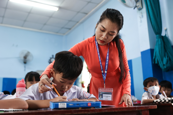 233a7310-1753887930-2899-1753887953 Học sinh và giáo viên trường Tiểu học Đinh Tiên Hoàng, TP Thủ Đức, tháng 9/2023. Ảnh: Quỳnh Trần