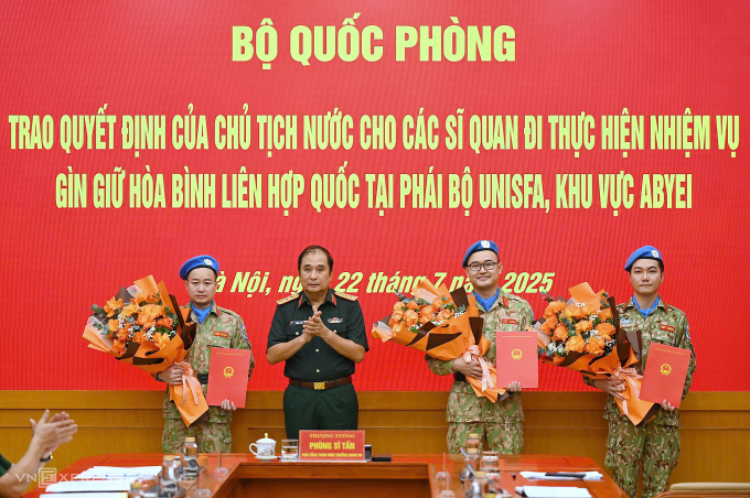 2fc20e0412559b0bc244-175317094-1254-7803-1753171219 Phó tổng tham mưu trưởng Phùng Sĩ Tấn trao quyết định cho ba sĩ quan. Ảnh: Giang Huy