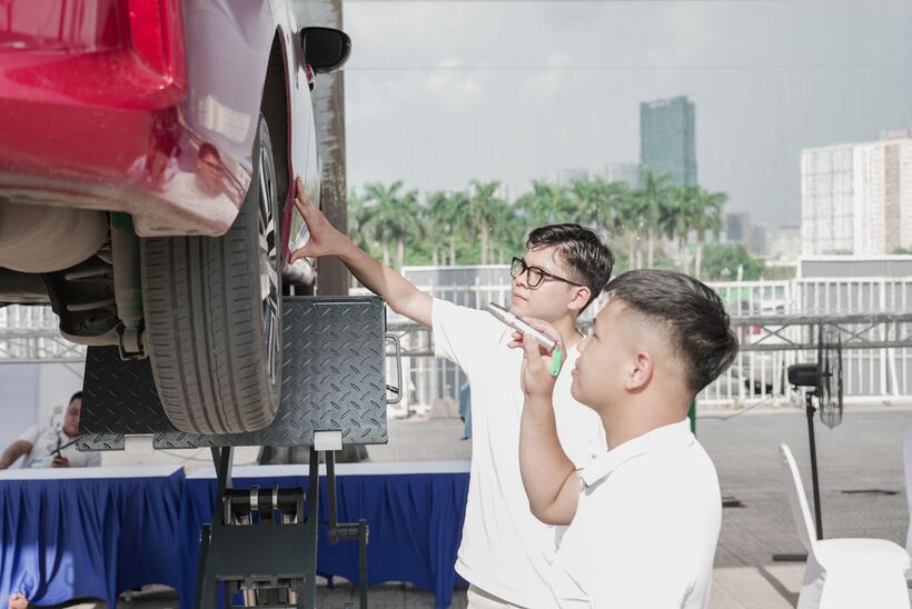 3-06353248 Anh Nguyễn Văn Hoàng (đeo kính) cho rằng những chính sách của VinFast hỗ trợ chủ xe xăng lên đời xe điện quá hấp dẫn.