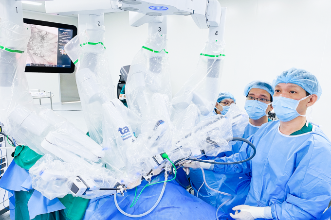 3-1-1-1753026256-4886-1753026533 Ca phẫu thuật cắt ung thư bàng quang cho ông Đạt với sự hỗ trợ của robot Da Vinci Xi. Ảnh: Bệnh viện cung cấp