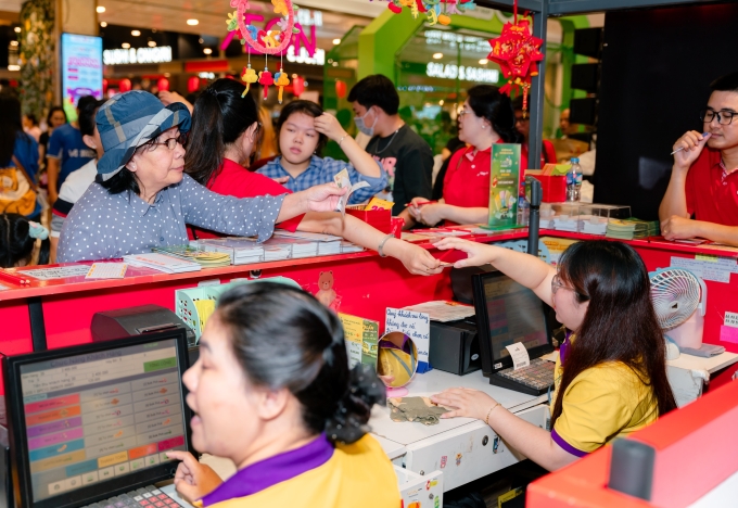 3-1751440874-8380-1751440937 Người dân mua xổ số Lotto 5/35 tại điểm bán. Ảnh: Vietlott