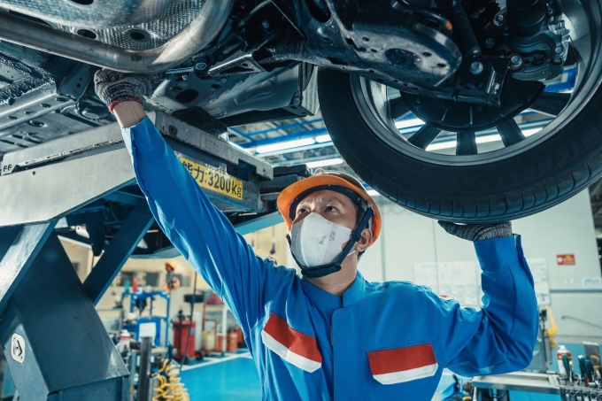3-1752117134-2884-1752117287 Kỹ thuật viên tại một đại lý Toyota. Ảnh: TMV