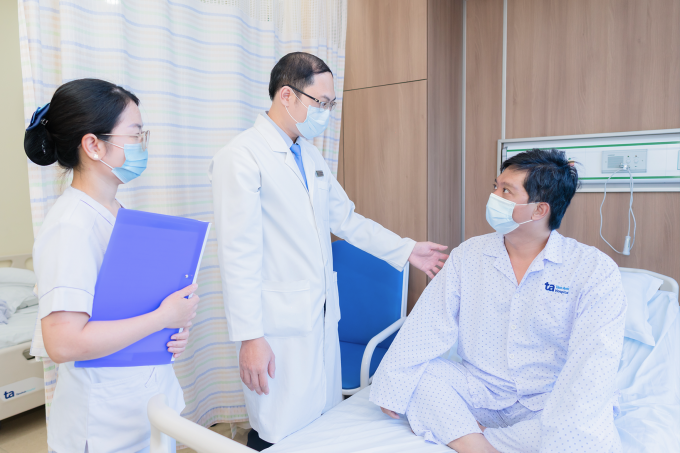 3-1752284082-8621-1752284253 Anh Thành được bác sĩ khám, dặn dò trước khi ra viện. Ảnh: Bệnh viện Đa khoa Tâm Anh