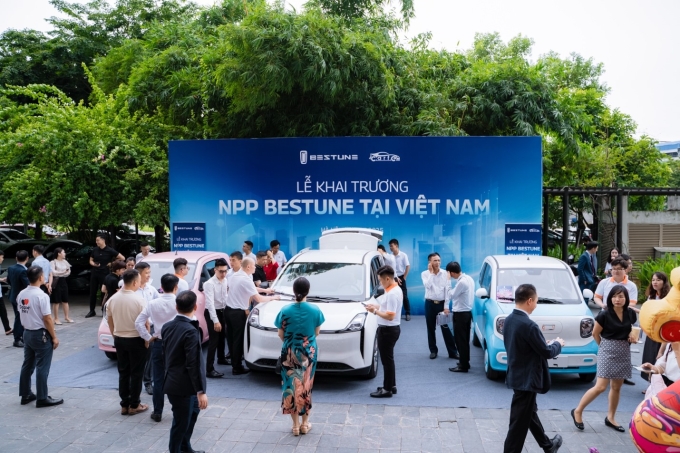 3-1752478634-8503-1752478693 Người tham dự lễ khai trương nhà phân phối. Ảnh: Thái Hưng