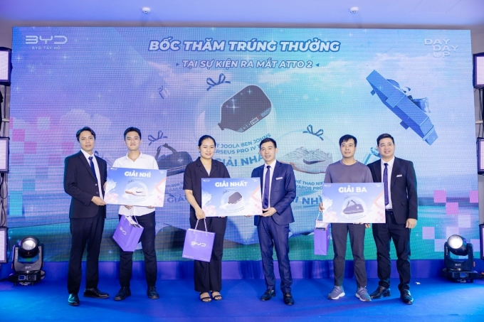 3-1752479691-7883-1752479759 Người tham dự nhận quà tặng tại sự kiện. Ảnh: BYD Tây Hồ