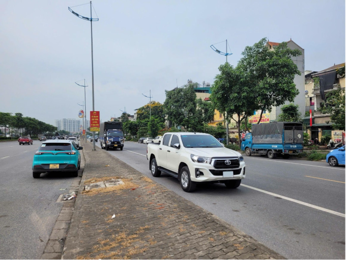 3-1752643393-1406-1752643536 Một chiếc Toyota Hilux của người dùng trên đường phố. Ảnh: nhân vật cung cấp