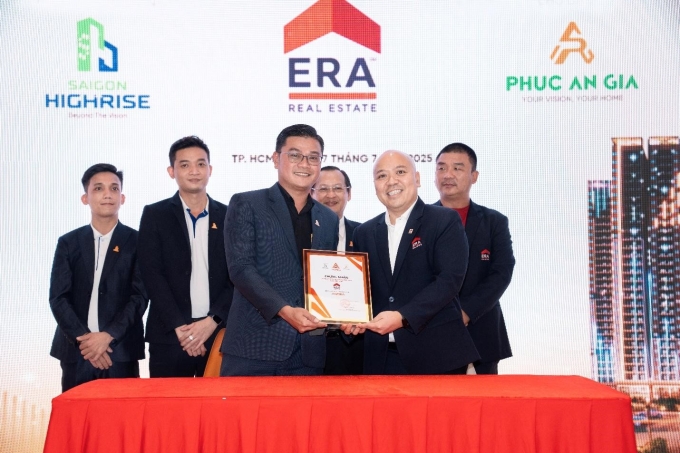 3-1752826670-2138-1752827142 Đại diện Sai Gon High Rise và Era Vietnam. Ảnh: Sai Gon High Rise
