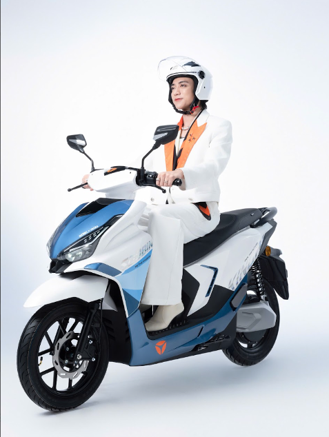 3-1753177189-6832-1753181159 Xe máy điện Velax và nghệ sĩ Soobin. Ảnh: Yadea