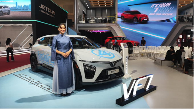 3-1753266562-5598-1753266678 VinFast VF 7 trưng bày tại triển lãm. Ảnh: Lương Dũng