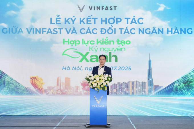 3-1753355065-1568-1753355176 Ông Lê Việt Đức, Giám đốc Khối bán lẻ Vietinbank, đại diện cho các tổ chức tài chính chung tay cùng VinFast thúc đẩy chuyển đổi xanh tại Thủ đô phát biểu tại lễ ký kết hợp tác. Ảnh: Vingroup