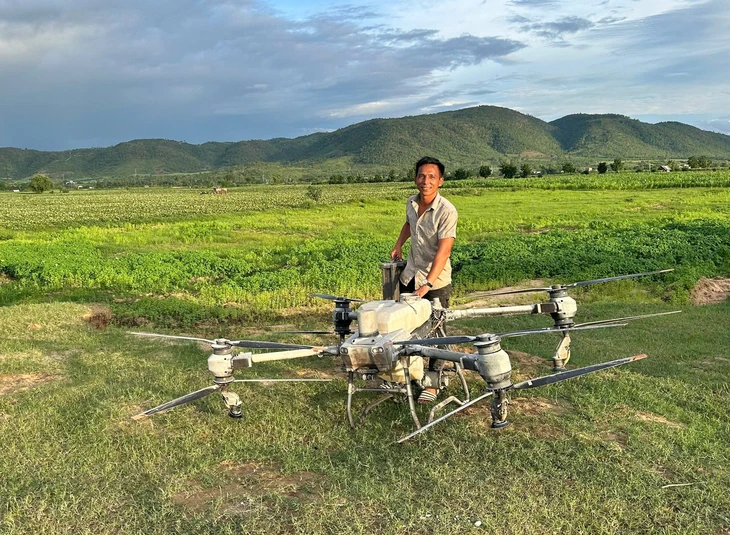 3-7-ong-ho-quoc-dung-05-17515983016961708158579 Người lái drone cứu 2 em nhỏ giữa sông nói vừa cứu vừa... run - Ảnh 1.