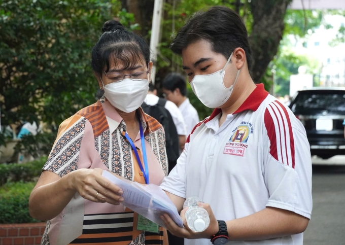 369c735631398567dc28-175144572-5837-6406-1751446081 Giám thị hướng dẫn vị trí phòng thi cho thí sinh dự thi đánh giá năng lực đợt 2 tại trường Đại học Khoa học Tự nhiên TP HCM, sáng 1/6. Ảnh: Lệ Nguyễn