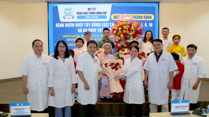3939942f3a6db333ea7c-8505-1753107261-1 Ban giám đốc Bệnh viện Trung ương Huế cho bệnh nhi xuất viện. Ảnh: Lan Hương