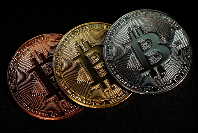 3av2z3awynli5bdnfqwojjpqme-jpe-7076-3078-1752374630 Biểu trưng của Bitcoin được xếp chồng lên nhau. Ảnh minh họa: Reuters