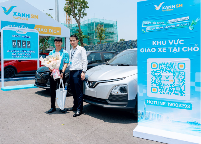 4-1753841730-7415-1753841914 Một người dùng (trái) đặt cọc mua xe tại sự kiện. Ảnh: Tuấn Vũ