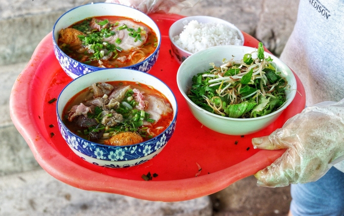 473627767-1145119853743773-736-5104-8234-1751973693 Bún bò Huế với các topping chả cua, bò tái, giò heo. Ảnh: JourneysinHue