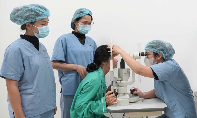 482321551-988130913471231-4367-9796-6337-1753937472 Bác sĩ khoa mắt đang khám cho bệnh nhân. Ảnh: TNH