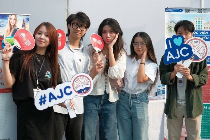 486604012-651007054174564-6296-1743-1999-1753110989 Học sinh tham quan gian hàng của Học viện Báo chí và Tuyên truyền tại ngày hội tư vấn tuyển sinh, tháng 3/2025. Ảnh: AJC