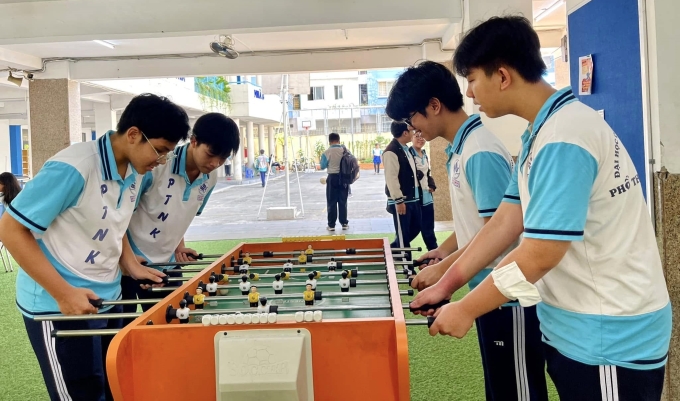 487045101-661749503075320-2407-7328-4997-1752221630 Học sinh trường Phổ thông Năng khiếu chơi bi lắc trong giờ giải lao, tháng 2. Ảnh: Năng khiếu library