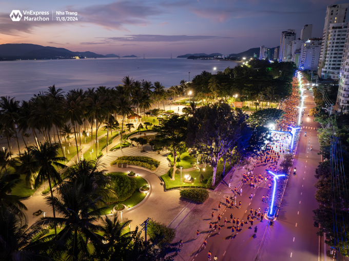 487301949-1002614348603834-113-9267-1797-1752655876 Các runner VnExpress Marathon Nha Trang 2024 sải bước trên cung đường ven biển lúc rạng sáng. Ảnh: VnExpress Marathon