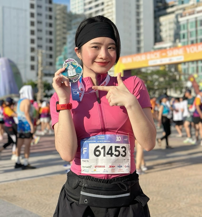 487827918-1002612331937369-244-2505-6813-1752655877 Runner Thái Vy check-in cùng huy chương khắc hình tháp bà Ponagar - biểu tượng của thành phố Nha Trang, tại mùa giải VnExpress Marathon 2024. Ảnh: VnExpress Marathon