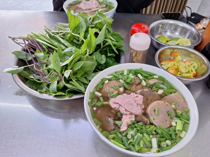 495127660-3985053695040320-496-8741-9784-1752572104 Tô phở kiểu Nam ở phở Tàu Bay quán áo đỏ. Ảnh: Mỹ Khanh Nguyễn