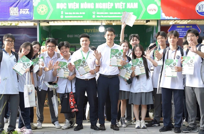 499160085-754571250227687-2377-2069-6746-1753096575 Học sinh tham quan gian hàng của Học viện Nông nghiệp Việt Nam tại ngày hội tư vấn tuyển sinh, tháng 5/2025. Ảnh: Fanpage nhà trường