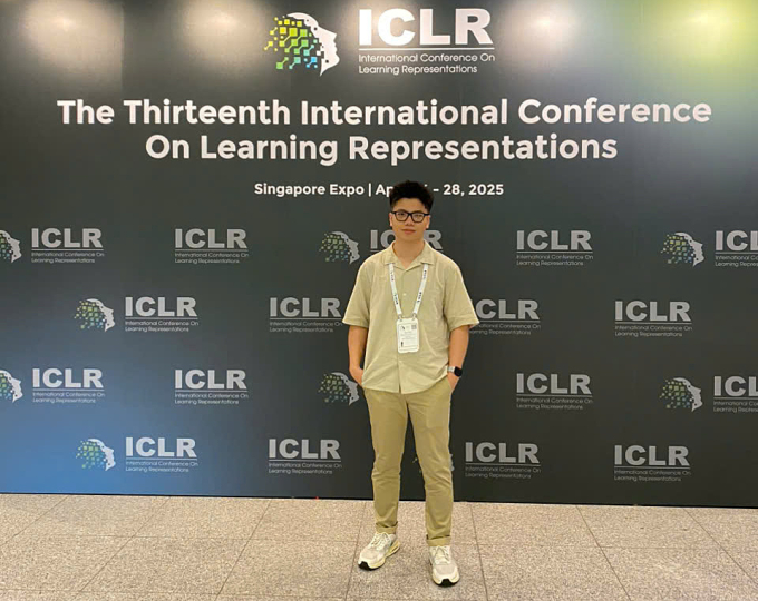 4ed3444f22a094fecdb1-175255380-6270-4151-1752554048 Cao Minh Tuệ tại ICLR 2025 - hội thảo đầu ngành về AI trên thế giới với vai trò là tác giả đầu một bài báo khoa học. Ảnh: Nhân vật cung cấp