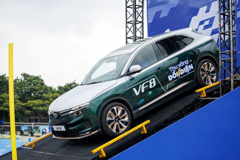 5-06362836 Mẫu VF 8 đã thuyết phục được đông đảo người dùng sau các bài test, từ ôm cua tới lên xuống dốc, tăng giảm tốc độ…
