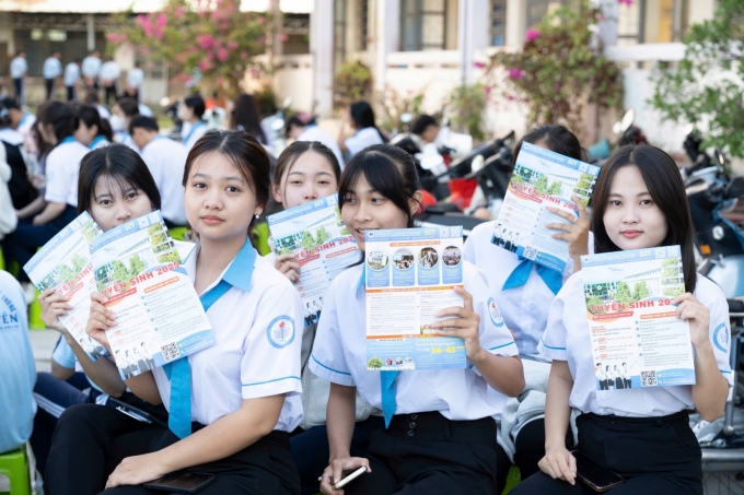501498250-1127144042779110-916-5276-1186-1752666532 Học sinh TP HCM tìm hiểu thông tin tuyển sinh đại học 2025, tháng 6. Ảnh: HUIT