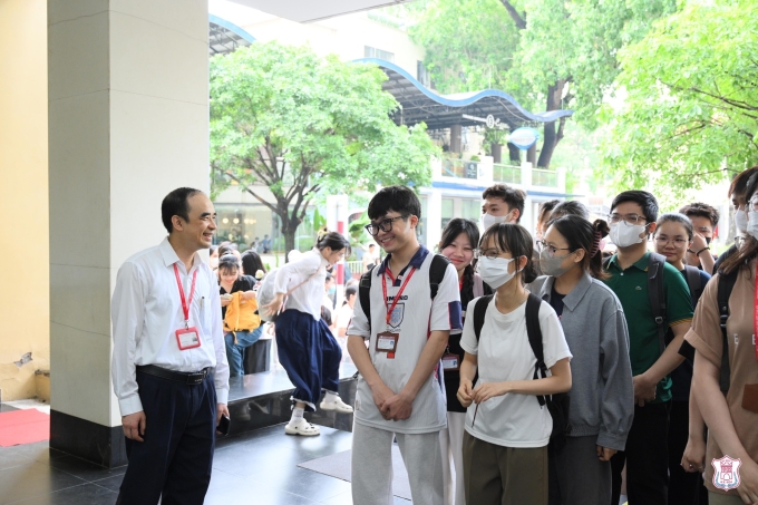 504326436-1128527929319498-626-4769-9347-1752594434 Hiệu trưởng Nguyễn Hữu Tú và sinh viên tham gia kỳ thi tốt nghiệp chuyên đề lâm sàng, năm 2025. Ảnh: Fanpage trường Đại học Y Hà Nội