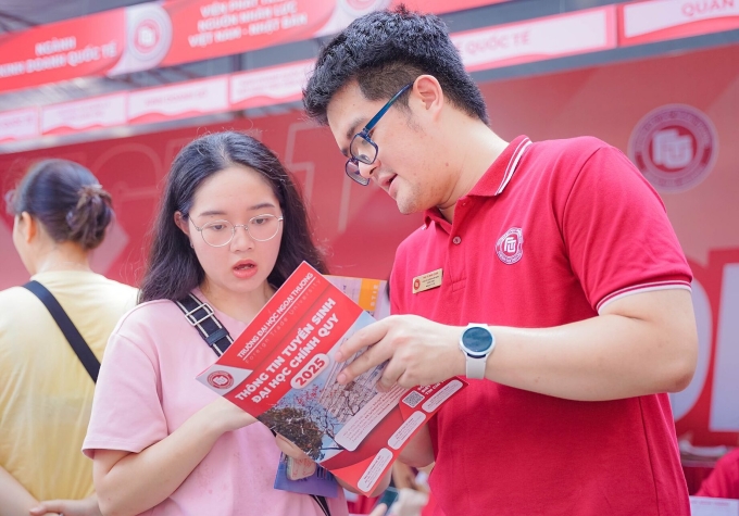 504379495-1154333993401225-470-8516-6427-1753267138 Thí sinh nghe tư vấn tuyển sinh vào trường Đại học Ngoại thương, hôm 19/7. Ảnh: FTU Times
