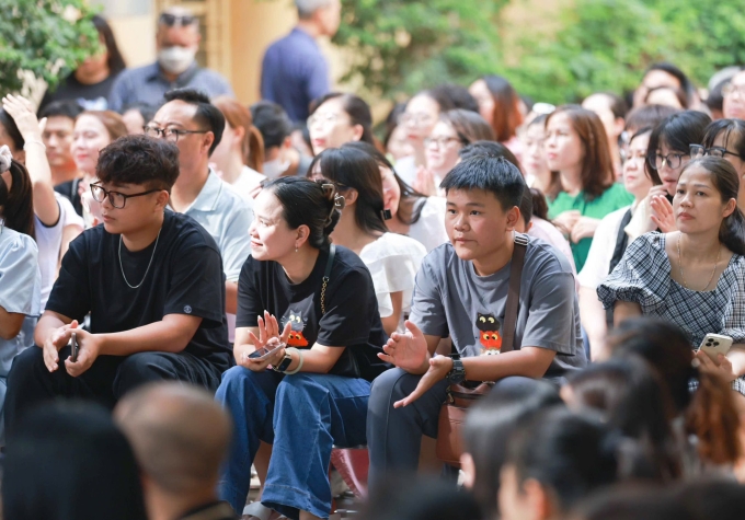 516396797-1288306639968320-796-3939-5247-1752083148 Học sinh và phụ huynh lớp 10 dự buổi hướng dẫn chọn tổ hợp của trường THPT Việt Đức, ngày 7/7. Ảnh: Fanpage nhà trường