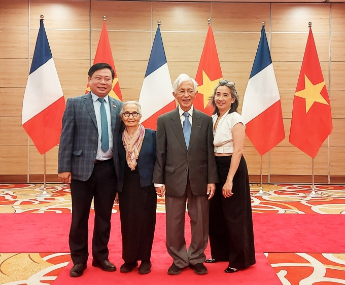 518114406-30529934806620823-61-7489-5004-1752462454 Vợ chồng GS Trần Thanh Vân (giữa) chụp hình cùng người thân trong quốc yến chiêu đãi Tổng thống Pháp Emmanuel Macron và phu nhân trong chuyến thăm Việt Nam, tháng 5/2025. Ảnh: Thanh Sơn