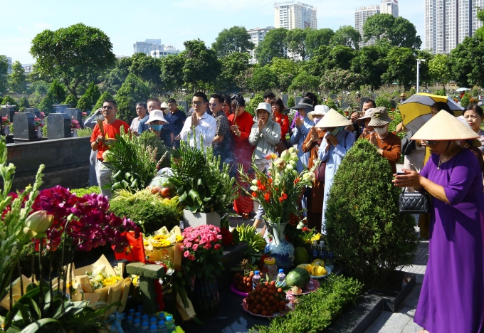 518125706-1366884474373802-772-2256-1947-1751969347 Người dân đến thắp hương tưởng nhớ cố Tổng Bí thư Nguyễn Phú Trọng tại nghĩa trang Mai Dịch, ngày 8/7. Ảnh: Khổng Chí