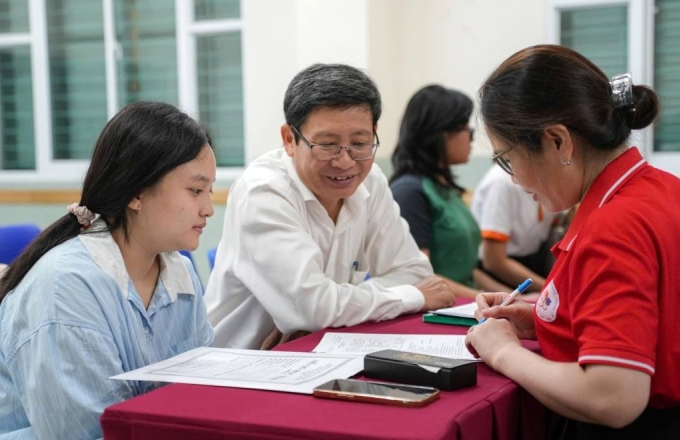 518273960-727790176849654-5146-8977-1638-1752836158 Học sinh và phụ huynh làm thủ tục nhập học vào lớp 10 trường THPT Lê Quý Đôn, TP HCM, ngày 8/7. Ảnh: THPT Lê Quý Đôn