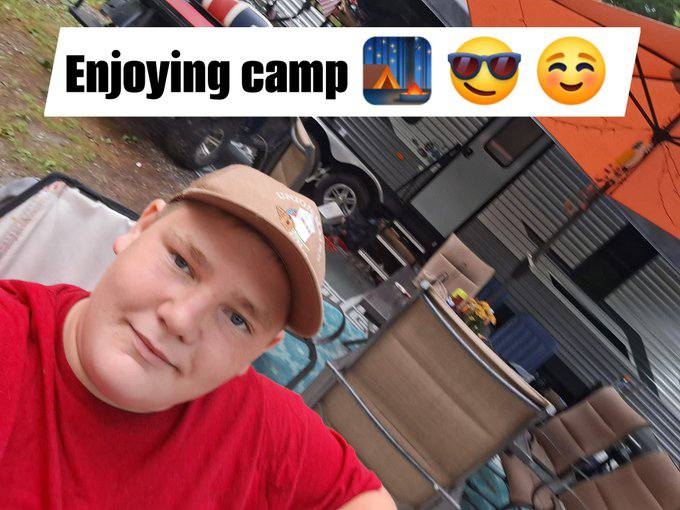 518278685-10172239633910092-21-3980-2650-1753578580 Deven Young, 17 tuổi, đăng ảnh tận hưởng chuyến cắm trại. Ảnh: Facebook