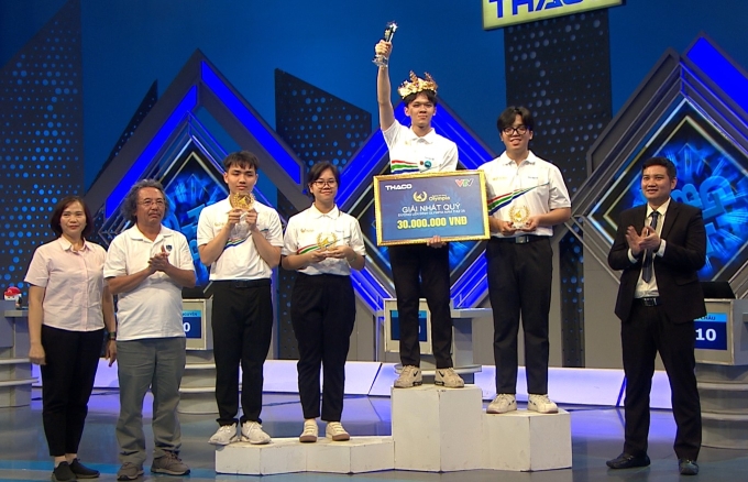 518348277-1161077699377263-611-1870-9652-1753001311 Thanh Tùng nhận vòng nguyệt quế và phần thưởng 30 triệu đồng. Ảnh: VTV