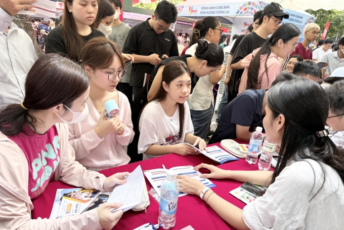 520547701-1155152359981386-150-1163-5680-1753936991 Thí sinh đến tìm hiểu về ngành học của Học viện Ngân hàng, hôm 19/7, tại Hà Nội. Ảnh: Fanpage Học viện Ngân hàng
