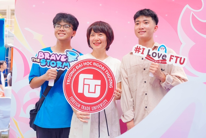 521562196-3774299076207739-632-6971-3982-1753149738 Hiệu trưởng Phạm Thu Hương (giữa) cùng các thí sinh tại quầy thông tin của trường Đại học Ngoại thương, ở Hà Nội, hôm 19/7. Ảnh: FTU Times