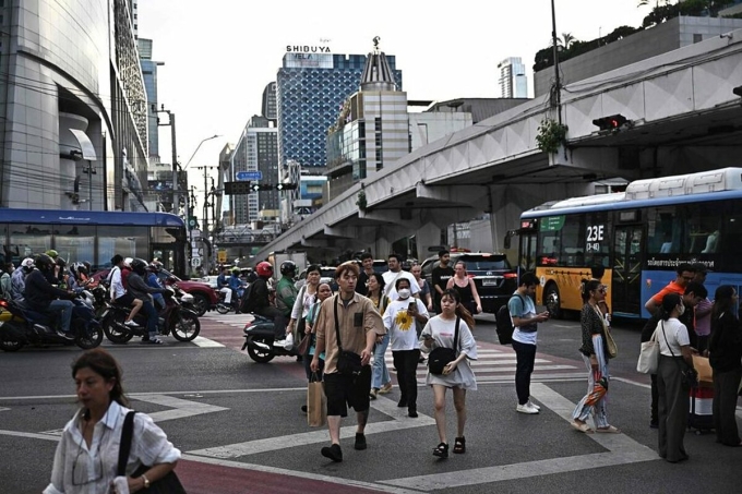52d77f86f18c67e0d3d53c8f7cf944-2415-7320-1752849735 Người dân đi lại trên đường phố Thái Lan. Ảnh: AFP
