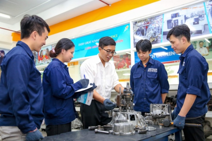 553328-nganh-cong-nghe-ky-thua-2163-4438-1753832536 Sinh viên ngành Kỹ thuật ôtô ở Đại học Công nghệ TP HCM. Ảnh: HUTECH