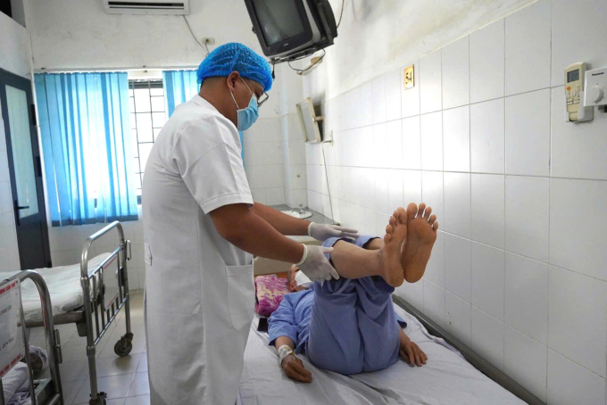 5ab62359ac6725397c76-175379760-8575-5769-1753797725 Bác sĩ thăm khám nữ bệnh nhân sau phẫu thuật. Ảnh: Ngân Nguyễn