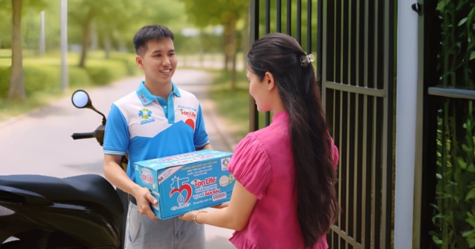 5dc5e586-2b54-4cdc-b620-c8a425-1942-3231-1751538860 Nhân viên I-on Life giao hàng tận tay người dùng. Ảnh: I-on Life