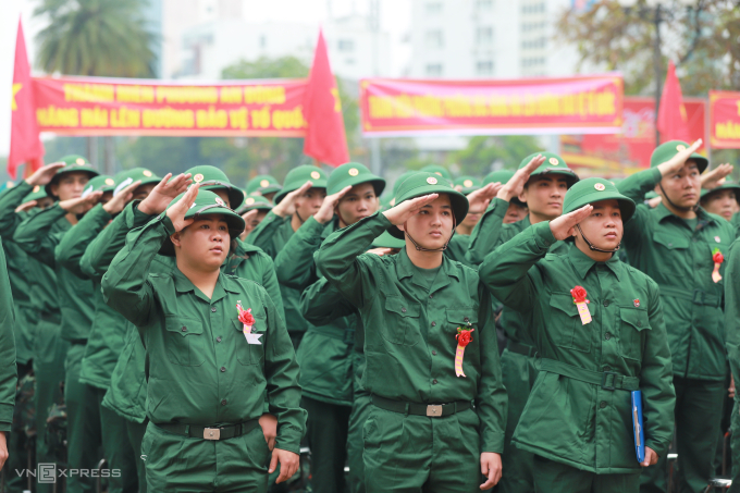 6-1752642924-4357-1752643106 Các thanh niên lên đường thực hiện nghĩa vụ quân sự năm 2025 tại TP Huế. Ảnh: Võ Thạnh
