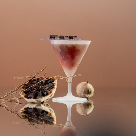 6-3-1753874400-6746-1753874485 Cocktail Black Garlic Manhattan với nguyên liệu từ tỏi đen. Ảnh: Barson