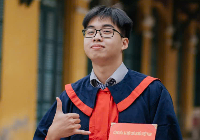 65550142-a8db-4d9c-9cf0-44c161-6529-1978-1752632053 Nguyễn Việt Hưng trong bộ kỷ yếu tốt nghiệp. Ảnh: Nhân vật cung cấp