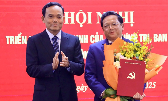6b61f10ba8a91ff746b8-175136905-3911-3912-1751369776 Ông Nguyễn Đức Hiển nhận quyết định giữ chức Phó ban Chính sách, chiến lược Trung ương, chiều 1/7. Ảnh: Nguyên Phong